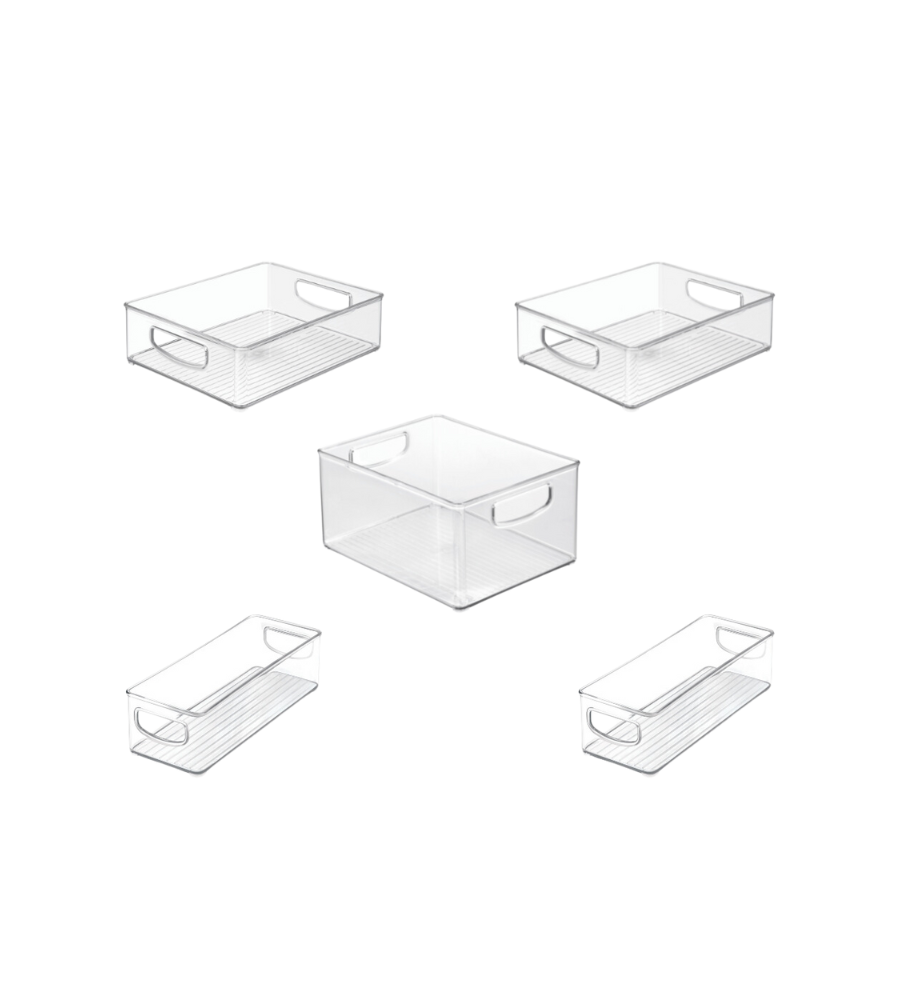 Das iDesign Kühlschrank-Set MINI (5-teilig) besteht aus fünf durchsichtigen, stapelbaren Behältern mit Griffen - einem großen in der Mitte und vier kleineren rundherum -, die sich perfekt für die geordnete Aufbewahrung des Kühlschranks eignen und alle auf einem schlichten weißen Hintergrund stehen.