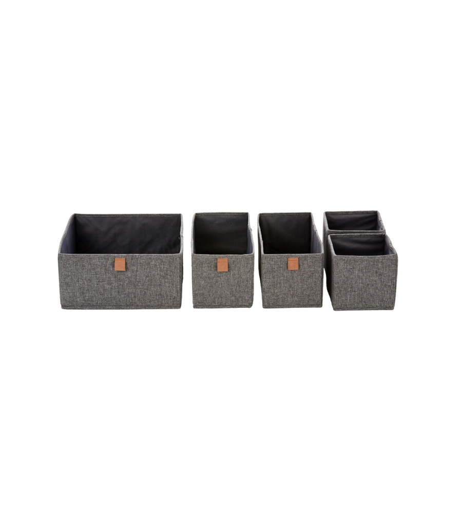 Der PREMIUM Organizer Grau - Set 5 Stk. von Love it Store it besteht aus grauen Stoffbehältern mit braunen, quadratischen Etiketten, die ordentlich in einer Reihe auf weißem Hintergrund angeordnet sind.