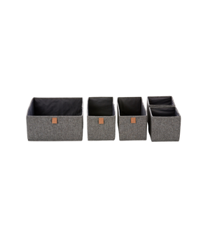 Der PREMIUM Organizer Grau - Set 5 Stk. von Love it Store it besteht aus grauen Stoffbehältern mit braunen, quadratischen Etiketten, die ordentlich in einer Reihe auf weißem Hintergrund angeordnet sind.