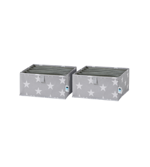 Zwei graue STAR Organizer 6 Fächer breit bins (2er Set) von Love it Store it, jeweils mit weißem Sternmuster, sind nebeneinander auf weißem Hintergrund abgebildet - ideale Aufbewahrung für das Kinderzimmer mit offener Oberseite und sichtbaren Nähten.