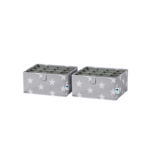 Der Love it Store it STAR Organizer 16 Fächer Grau - Set 2 Stk besteht aus zwei grauen Aufbewahrungsboxen mit weißen Sternen, jede mit 16 Fächern - ideal zum Sortieren von Socken und Unterwäsche im Kinderzimmer. Abgebildet nebeneinander auf einem schlichten weißen Hintergrund.