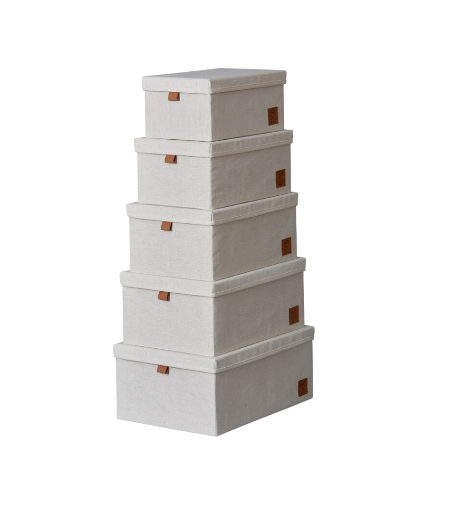 Ein Set von fünf beigen PREMIUM Aufbewahrungsboxen mit Deckel von Love it Store it, in verschiedenen Größen mit verstärkten Kartonwänden und braunen Zuglaschen - ideal für Ordnung Zuhause.