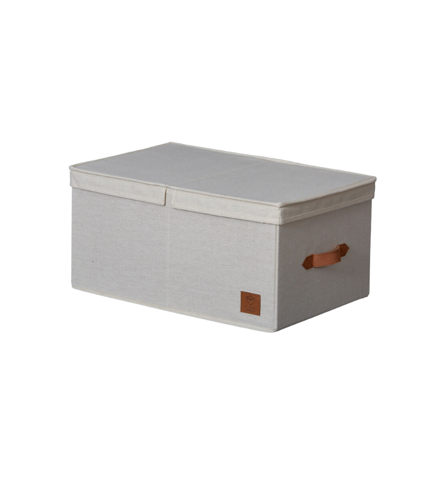Die PREMIUM Aufbewahrungsbox mit Klappdeckel - Beige von Love it Store it ist eine rechteckige Aufbewahrungsbox mit aufgesetztem Deckel, braunem Seitengriff und Aufnäher auf der Vorderseite, abgebildet auf einem schlichten weißen Hintergrund.