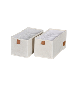 Der Love it Store it PREMIUM Organizer 6 Fächer schmal Beige - Set 2 Stk besteht aus zwei beigen, rechteckigen Aufbewahrungsboxen mit Inneneinteilung und braunen Lederanhängern, die sich perfekt als Wäscheaufbewahrungsboxen eignen und auf einem schlichten weißen Hintergrund abgebildet sind.