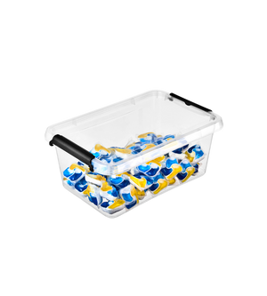 Die Orplast SimpleStore Box (29x20x12 cm, 4,5 l), eine durchsichtige BPA-freie Aufbewahrungsbox mit schwarzen Griffen, ist auf einem schlichten weißen Hintergrund abgebildet und mit blauen, gelben und weißen Waschmittelkapseln gefüllt.