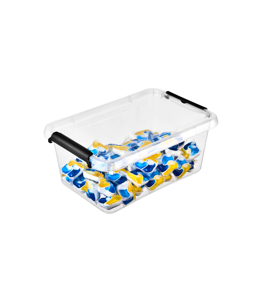 Die Orplast SimpleStore Box (29x20x12 cm, 4,5 l), eine durchsichtige BPA-freie Aufbewahrungsbox mit schwarzen Griffen, ist auf einem schlichten weißen Hintergrund abgebildet und mit blauen, gelben und weißen Waschmittelkapseln gefüllt.