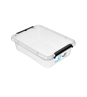 Die Orplast SimpleStore Box (39x29x11 cm, 8,5 l) ist ein stapelbarer, BPA-freier Aufbewahrungsbehälter mit einem rechteckigen Design aus klarem Kunststoff und schwarzen Seitenverschlüssen. Die leere Box ist auf einem weißen Hintergrund abgebildet.