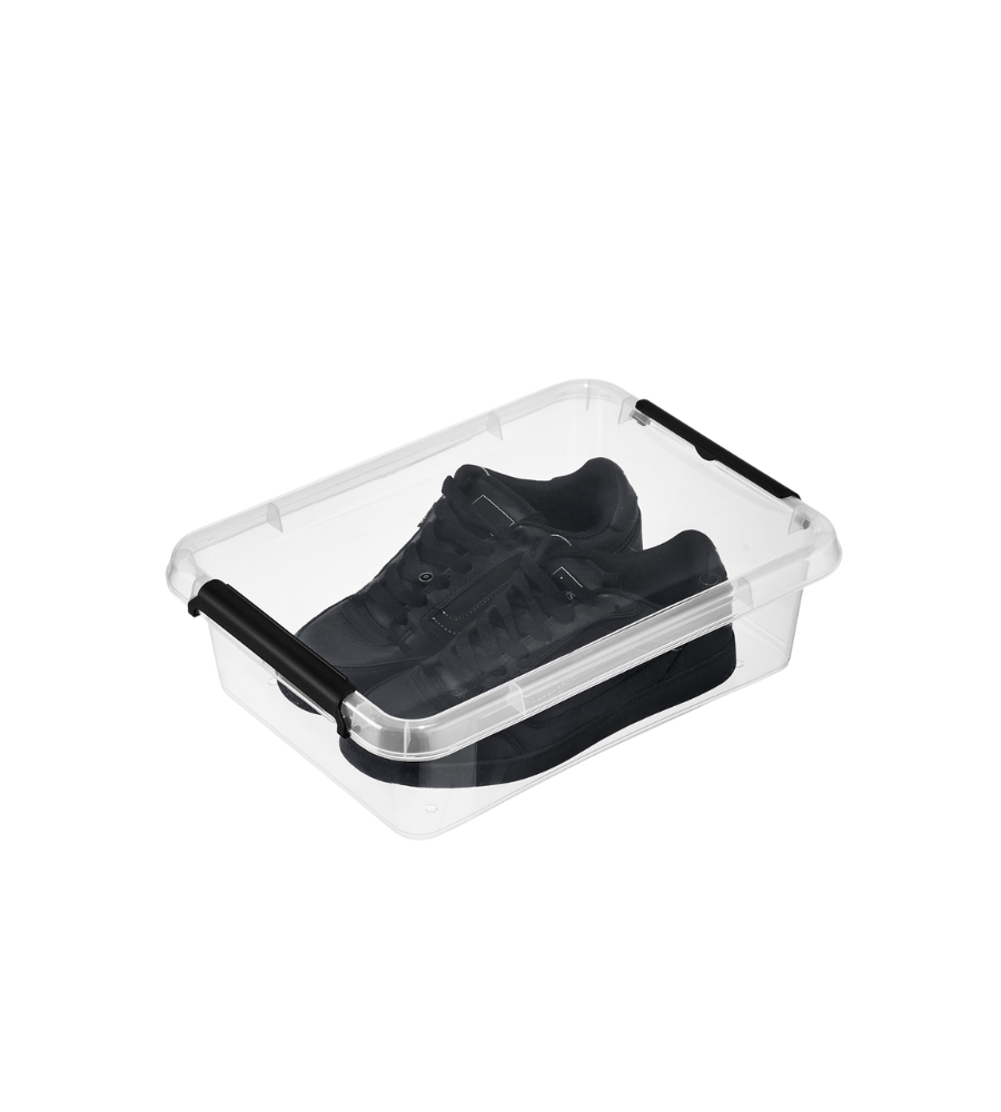 Ein Paar schwarze Turnschuhe in einer Orplast SimpleStore Box (39x29x11 cm, 8,5 L), BPA-frei und stapelbar mit schwarzen Griffen, wird vor einem schlichten weißen Hintergrund präsentiert.