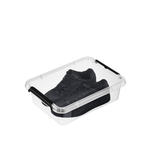 Ein Paar schwarze Turnschuhe in einer Orplast SimpleStore Box (39x29x11 cm, 8,5 L), BPA-frei und stapelbar mit schwarzen Griffen, wird vor einem schlichten weißen Hintergrund präsentiert.