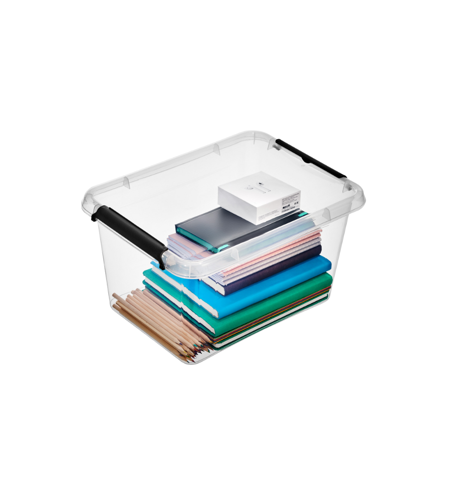 Die Orplast SimpleStore Box (39x29x21,5 cm, 15,5 l) ist ein durchsichtiger, BPA-freier Aufbewahrungsbehälter mit schwarzen Griffen und einem Deckel, der sich ideal für die ordentliche Organisation von Notizbüchern, Ordnern und kleinen Gegenständen auf jeder weißen Oberfläche eignet.