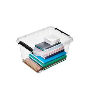 Die Orplast SimpleStore Box (39x29x21,5 cm, 15,5 l) ist ein durchsichtiger, BPA-freier Aufbewahrungsbehälter mit schwarzen Griffen und einem Deckel, der sich ideal für die ordentliche Organisation von Notizbüchern, Ordnern und kleinen Gegenständen auf jeder weißen Oberfläche eignet.
