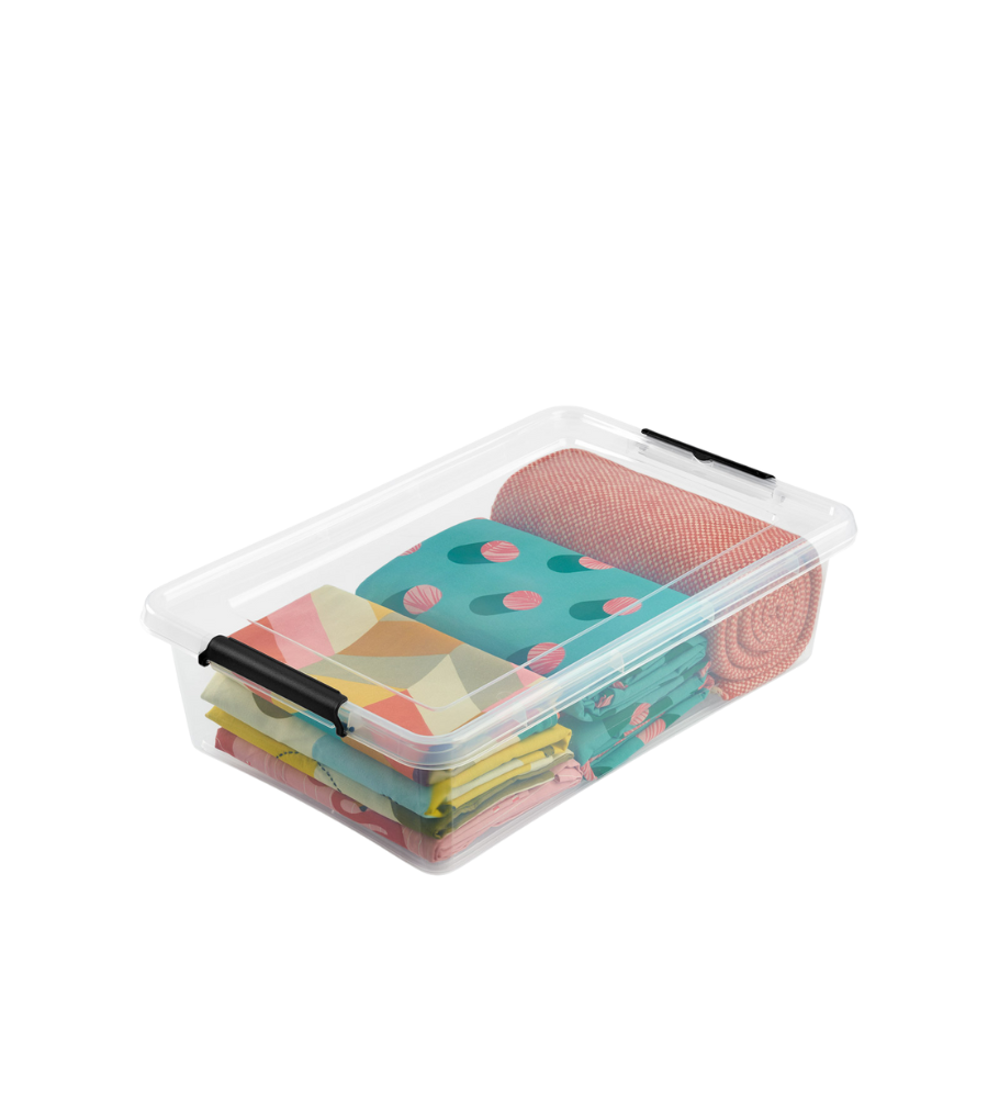 Die Orplast SimpleStore Box BEDROLLER (58x39x16 cm, 29L), BPA-frei mit schwarzen Verschlüssen, bietet bunte Stoffe und ein pinkes Tuch - perfekt als Unterbett-Aufbewahrung vor weißem Hintergrund.
