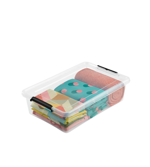 Die Orplast SimpleStore Box BEDROLLER (58x39x16 cm, 29L), BPA-frei mit schwarzen Verschlüssen, bietet bunte Stoffe und ein pinkes Tuch - perfekt als Unterbett-Aufbewahrung vor weißem Hintergrund.