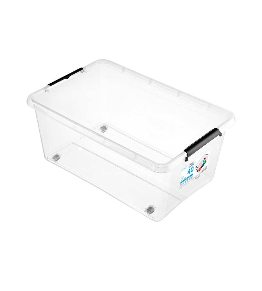 Eine transparente, BPA-freie Orplast SimpleStore Box WHEEL (58x39x25 cm, 40L) mit schwarzen Seitengriffen steht leer auf einem weißen Hintergrund. Ein Etikett mit Produktangaben ist angebracht. Perfekt zum Organisieren und stapelbar mit anderen Boxen.