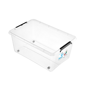Eine transparente, BPA-freie Orplast SimpleStore Box WHEEL (58x39x25 cm, 40L) mit schwarzen Seitengriffen steht leer auf einem weißen Hintergrund. Ein Etikett mit Produktangaben ist angebracht. Perfekt zum Organisieren und stapelbar mit anderen Boxen.