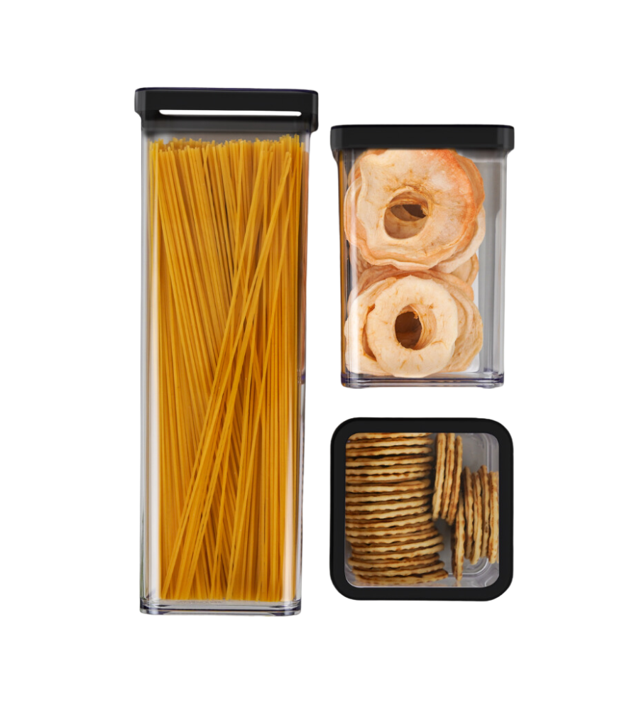 Drei transparente Behälter mit schwarzen Deckeln enthalten Spaghetti, Apfelringe und Cracker auf neutralem Hintergrund.