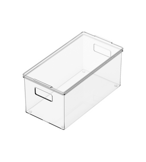 Le bac de rangement BNB x VCN avec couvercle TRANSPARENT - Différentes tailles Extra long est un bac de rangement transparent et rectangulaire avec deux poignées découpées et une surface lisse et transparente, parfait pour organiser facilement tes affaires. Photo : bac vide sur fond blanc.