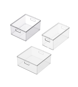 Trois boîtes de rangement BNB x VCN avec couvercle KLAR de différentes tailles et formes, dont deux grandes et une petite extra-longue, sont empilées avec des poignées intégrées sur un fond blanc.