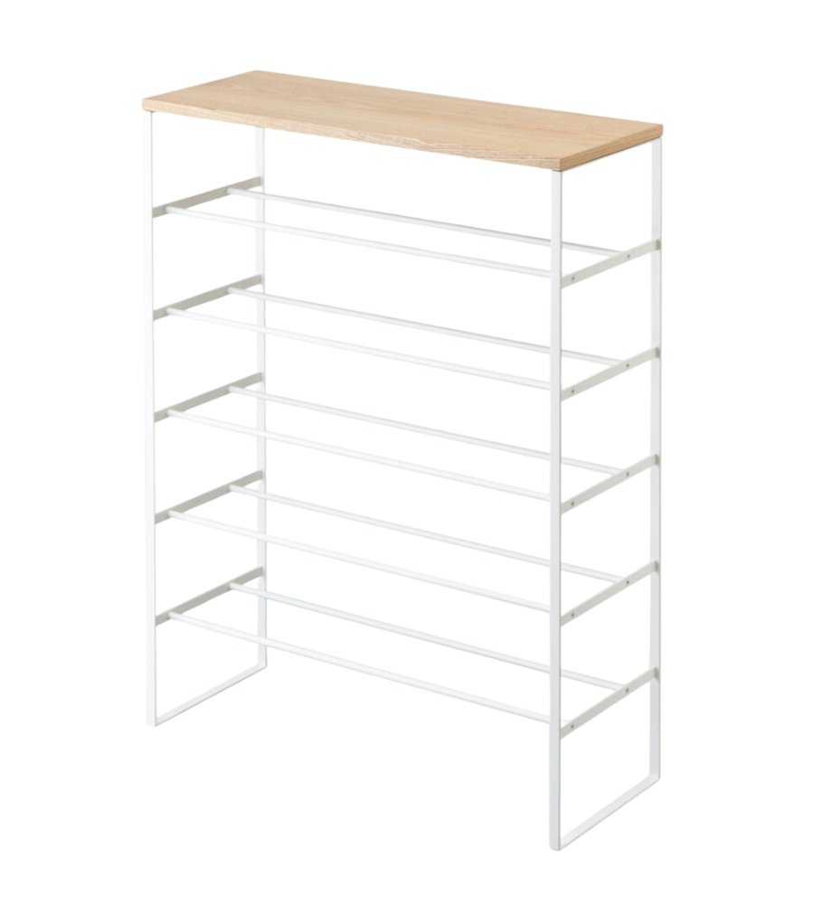Das TOWER Schuhregal Holz - Weiss von YAMAZAKI ist ein minimalistisches, platzsparendes Schuhregal mit einer hellen Holzablage und einem weißen Metallrahmen mit fünf Ablageflächen vor weißem Hintergrund.