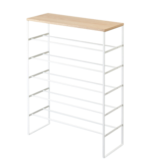 Das TOWER Schuhregal Holz - Weiss von YAMAZAKI ist ein minimalistisches, platzsparendes Schuhregal mit einer hellen Holzablage und einem weißen Metallrahmen mit fünf Ablageflächen vor weißem Hintergrund.