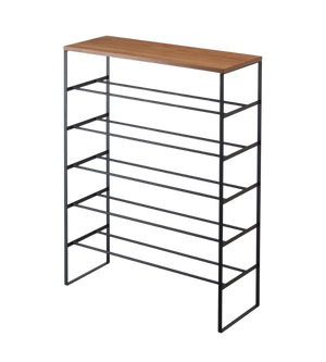 Das TOWER Schuhregal Holz - Schwarz von YAMAZAKI bietet platzsparende Schuhaufbewahrung auf 6 offenen Ebenen mit schwarzem Metallrahmen und einer Ablage aus Holz.
