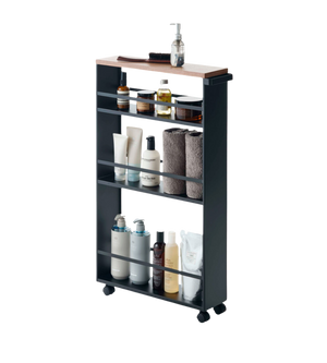 Der TOWER Küchenwagen mit Griff von YAMAZAKI in Schwarz bietet stilvollen Stauraum für Flaschen, Handtücher und Seifenspender. Mit vier Regalböden und Holzplatte setzt er edle Akzente vor schlichtem, weißem Hintergrund.
