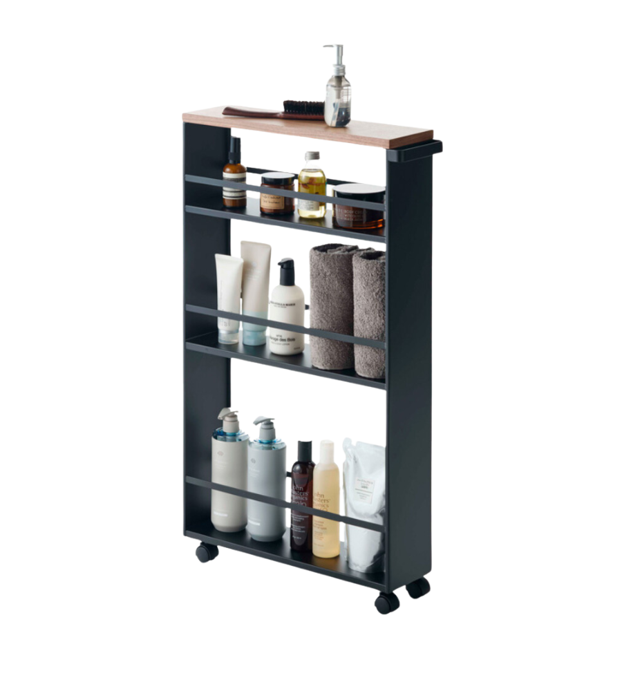 Der TOWER Küchenwagen mit Griff von YAMAZAKI in Schwarz bietet stilvollen Stauraum für Flaschen, Handtücher und Seifenspender. Mit vier Regalböden und Holzplatte setzt er edle Akzente vor schlichtem, weißem Hintergrund.