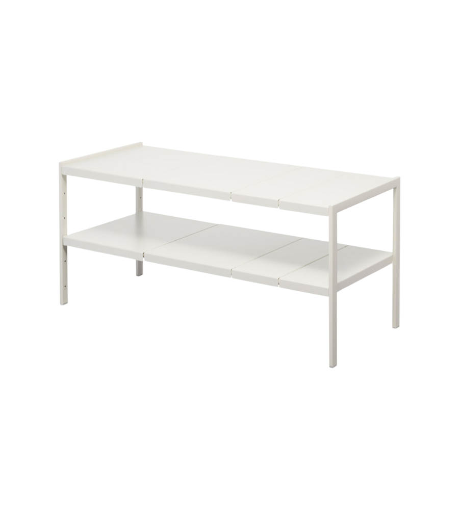 Die YAMAZAKI TOWER Regal ausziehbar - Weiss ist eine minimalistische, rechteckige Metallbank mit einer unteren Ablagefläche und vier geraden Beinen, die sich perfekt als Stauraumschrank eignet, abgebildet auf einem schlichten weißen Hintergrund.