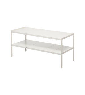 Die YAMAZAKI TOWER Regal ausziehbar - Weiss ist eine minimalistische, rechteckige Metallbank mit einer unteren Ablagefläche und vier geraden Beinen, die sich perfekt als Stauraumschrank eignet, abgebildet auf einem schlichten weißen Hintergrund.