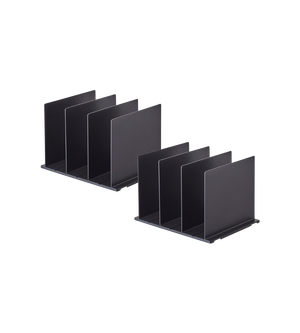 Zwei YAMAZAKI TOWER Taschen-Organizer in Schwarz (Set 2 Stk.) mit vier vertikalen Fächern und verstellbaren Trennwänden stehen nebeneinander auf weißem Hintergrund - ideal zur platzsparenden Organisation.