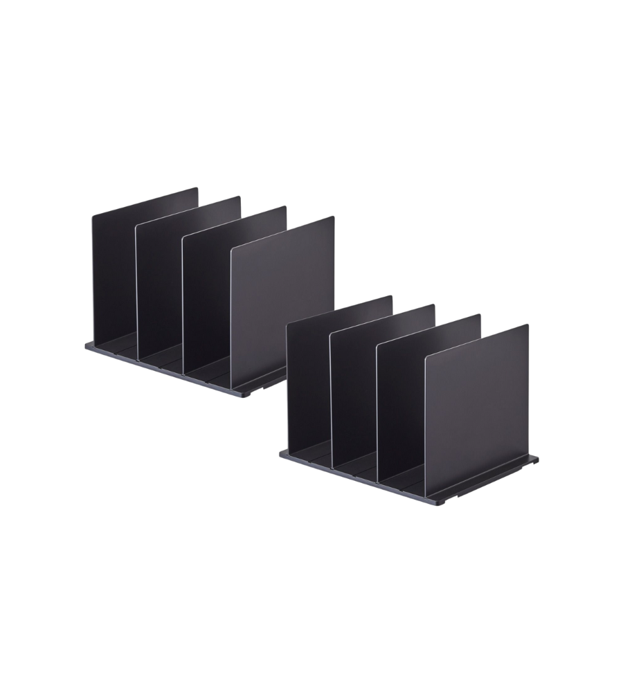 Zwei YAMAZAKI TOWER Taschen-Organizer in Schwarz (Set 2 Stk.) mit vier vertikalen Fächern und verstellbaren Trennwänden stehen nebeneinander auf weißem Hintergrund - ideal zur platzsparenden Organisation.