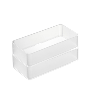 Der YAMAZAKI TOWER Schubladen Organizer Weiss M - Set 2 Stk. zeichnet sich durch ein minimalistisches, stapelbares, rechteckiges Design mit transparenten Deckeln aus, die vor einem weißen Hintergrund abgebildet sind.