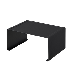 Das TOWER Küchenregal von YAMAZAKI in Schwarz ist ein minimalistisches Regal mit flachem Top und zwei breiten, nach außen gewölbten Beinen - für optimale Platzausnutzung auf weißem Hintergrund.