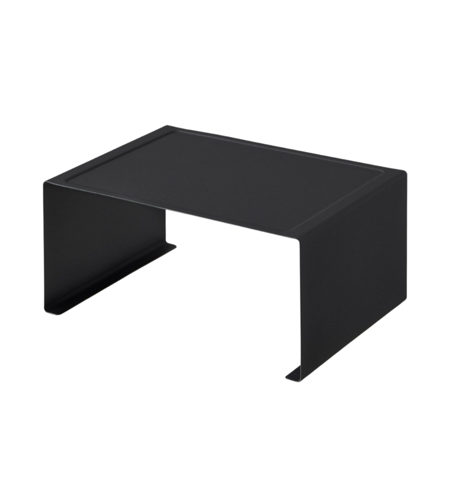 Das TOWER Küchenregal von YAMAZAKI in Schwarz ist ein minimalistisches Regal mit flachem Top und zwei breiten, nach außen gewölbten Beinen - für optimale Platzausnutzung auf weißem Hintergrund.