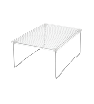 Der LINUS - Regaleinsatz KLAR von iDesign ist ein durchsichtiges Metallregal mit vier Beinen, das sich perfekt für die Optimierung des Platzes in Schränken oder auf Arbeitsplatten eignet und ideal für die Organisation und zusätzliche Aufbewahrung ist. Abgebildet vor einem weißen Hintergrund.