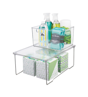 Der iDesign LINUS - Regaleinsatz KLAR ist ein übersichtlicher, stapelbarer Zwei-Ebenen-Organizer, der sich ideal für Sprays, Tücher und Tissue-Boxen eignet - perfekt für eine optimale Platznutzung und um Ordnung im Schrank zu halten.