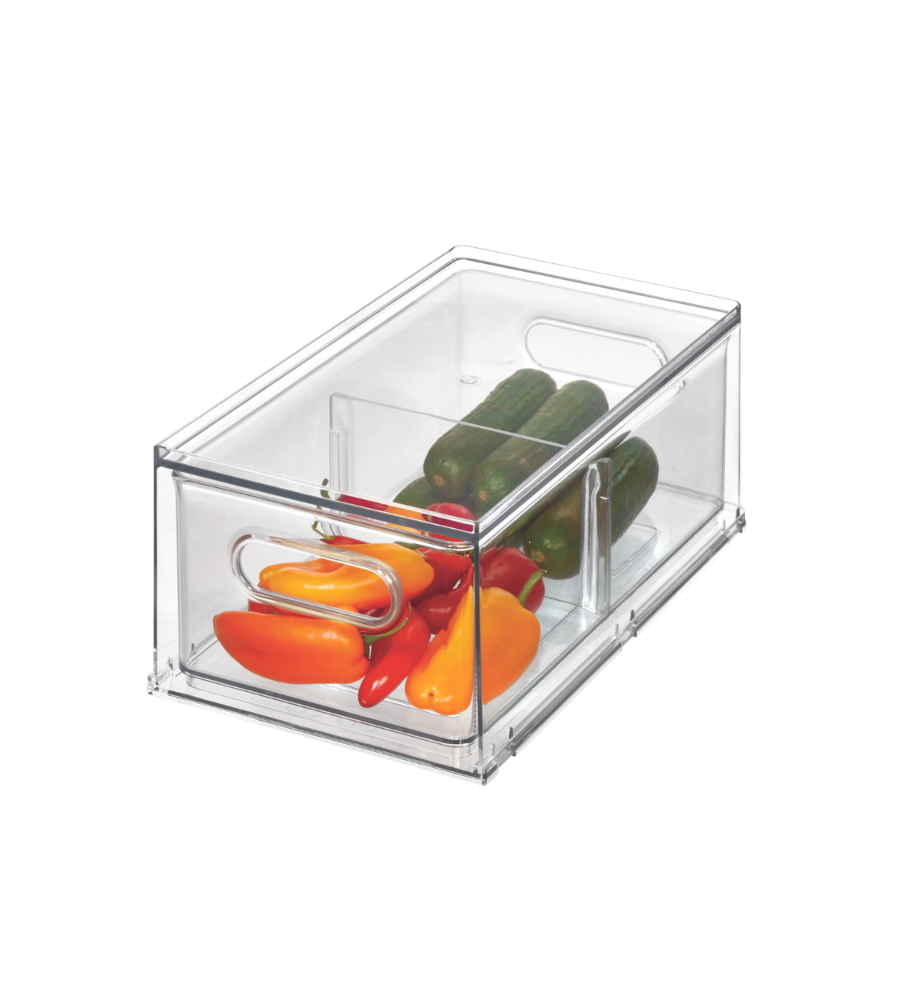 A HOME EDIT - Aufbewahrungsbox Fridge KLAR - mit Schublade von iDesign, gefüllt mit kleinen Gurken und bunten Paprika, steht auf weißem Hintergrund.