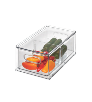 A HOME EDIT - Aufbewahrungsbox Fridge KLAR - mit Schublade von iDesign, gefüllt mit kleinen Gurken und bunten Paprika, steht auf weißem Hintergrund.