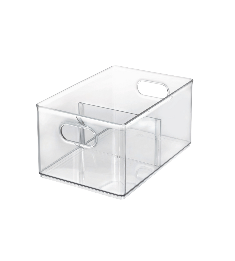 Der iDesign HOME EDIT - Aufbewahrungsbehälter KLAR Freezer mit 2 Fächern ist ein klarer, rechteckiger Aufbewahrungsbehälter mit ovalen integrierten Griffen und abgerundeten Ecken. Sein stapelbares Design bietet eine flexible Gefrierschrankorganisation auf einem schlichten weißen Hintergrund.
