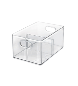 Der iDesign HOME EDIT - Aufbewahrungsbehälter KLAR Freezer mit 2 Fächern ist ein klarer, rechteckiger Aufbewahrungsbehälter mit ovalen integrierten Griffen und abgerundeten Ecken. Sein stapelbares Design bietet eine flexible Gefrierschrankorganisation auf einem schlichten weißen Hintergrund.