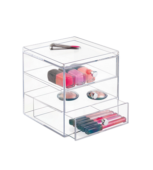 Der iDesign DRAWER - Schubladen-Turm KLAR 3 Fächer - Gross ist ein klarer Acryl-Organizer mit drei Fächern und einer ausziehbaren Schublade, perfekt für die Aufbewahrung von Nagellacken, Kompaktdosen, Lipgloss und Beauty-Tools. Stylisch und stapelbar für Ihre Essentials.