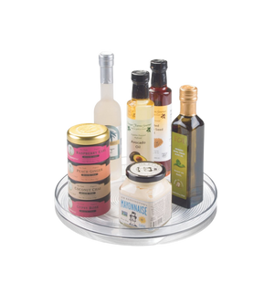 Der iDesign LINUS Drehteller Lazy Susan KLAR (28cm x 4,5cm) hält Öl-, Essigflaschen, Gläser sowie Dosen ordentlich auf weißem Hintergrund und ist 360° drehbar für besten Zugriff.