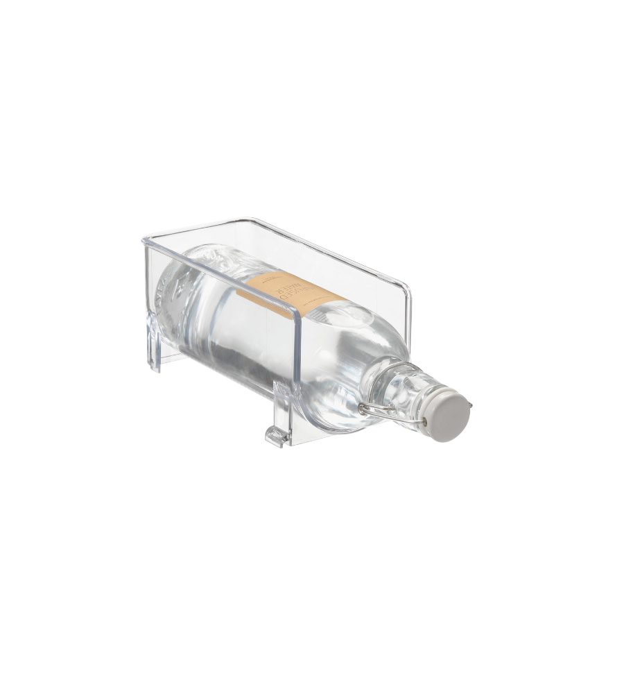 Der iDesign BINZ - Flaschenhalter KLAR - Single hält eine einzelne Glasflasche mit Wasser, grauem Deckel und beigem Etikett liegend und ist stapelbar - ideal zur platzsparenden Aufbewahrung im Kühlschrank.