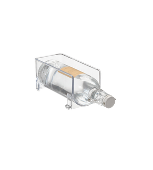 Der iDesign BINZ - Flaschenhalter KLAR - Single hält eine einzelne Glasflasche mit Wasser, grauem Deckel und beigem Etikett liegend und ist stapelbar - ideal zur platzsparenden Aufbewahrung im Kühlschrank.