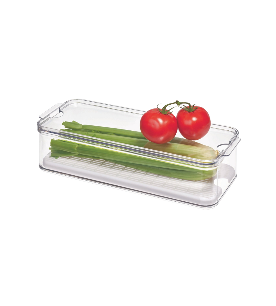 Die iDesign CRISP - Frischhaltebox KLAR, ein klarer, BPA-freier Behälter mit Deckel, fasst grüne Zwiebeln und einen Lauch, während obenauf zwei rote Tomaten sitzen. Das stapelbare Design wird vor einem schlichten weißen Hintergrund in Szene gesetzt.