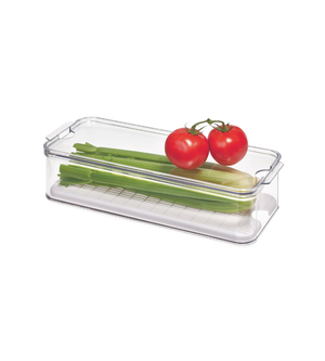 Die iDesign CRISP - Frischhaltebox KLAR, ein klarer, BPA-freier Behälter mit Deckel, fasst grüne Zwiebeln und einen Lauch, während obenauf zwei rote Tomaten sitzen. Das stapelbare Design wird vor einem schlichten weißen Hintergrund in Szene gesetzt.