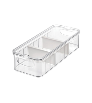 Der iDesign CRISP - Aufbewahrungsbehälter mit Trennwand KLAR - Gross ist ein rechteckiger, transparenter Behälter mit zwei Griffen und weißer Trennwand, ideal zur Organisation im Schrankeinsatz oder als übersichtliches Gewürzregal.