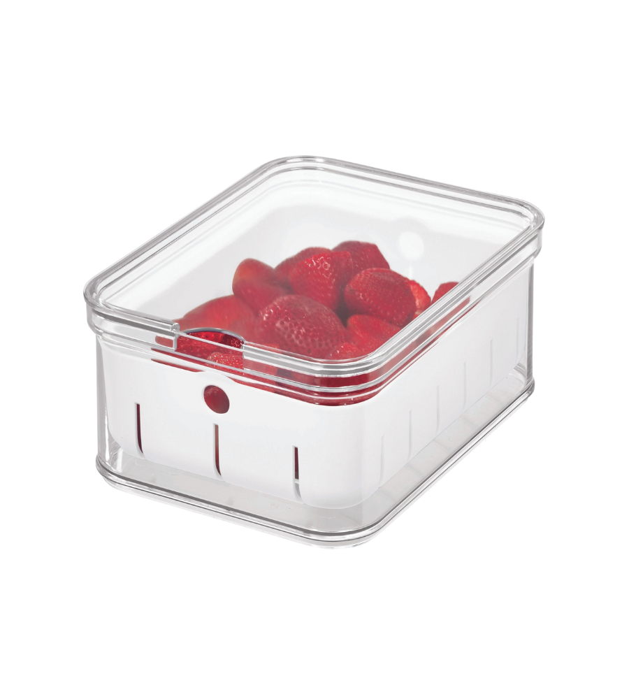 Rechteckiger Behälter mit Erdbeeren, auf weißem Boden mit Deckel verschlossen.