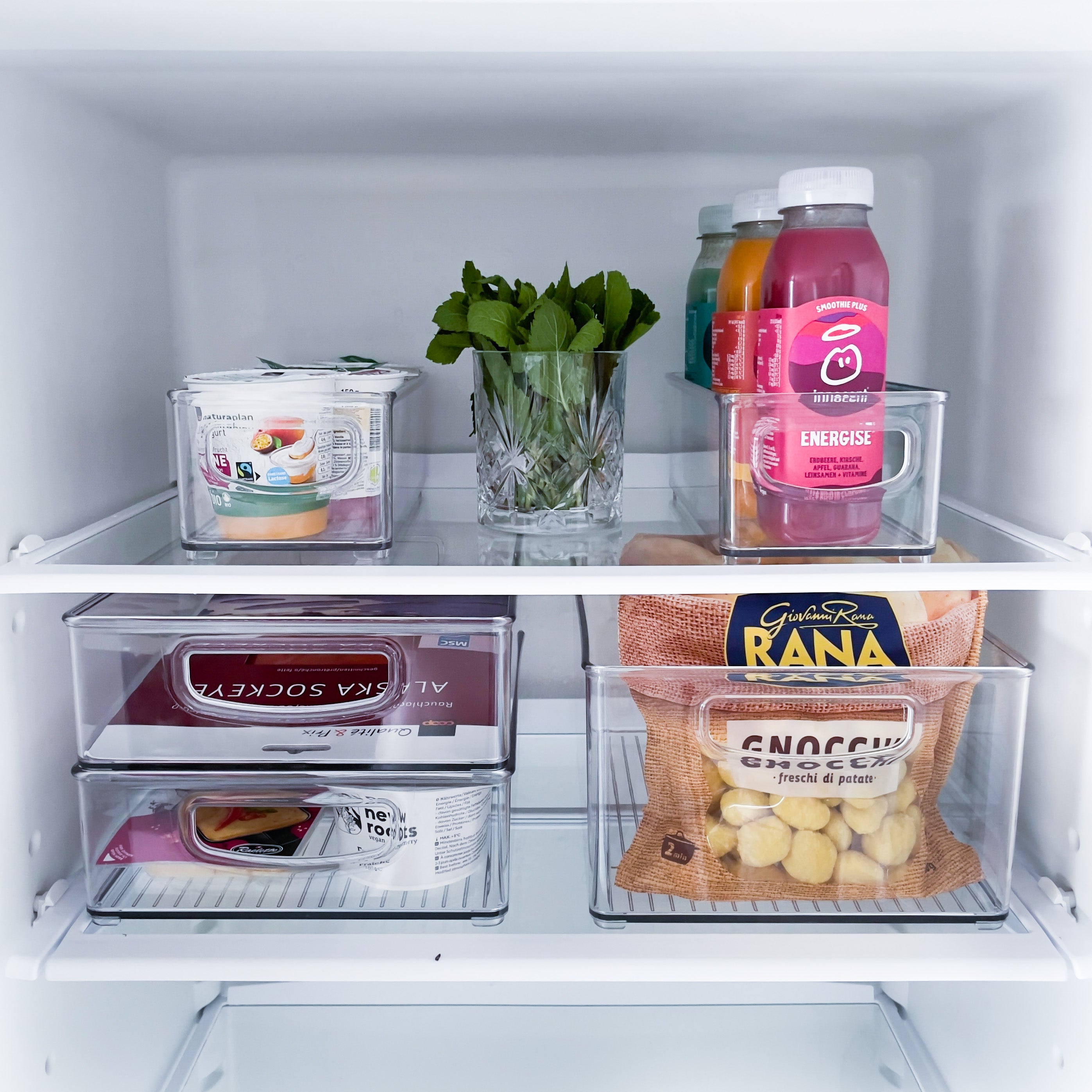 Ein Kühlschrankregal mit Joghurtbechern, Saftflaschen, Käsescheiben und Wurstwaren - aufgeräumt im Kühlschrank-Set MINI (5-teilig) stapelbar Aufbewahrungsbehälter von iDesign.