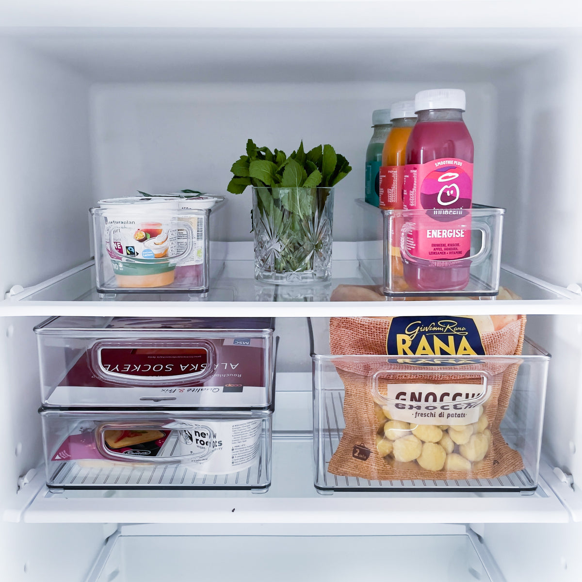 Ein Kühlschrankregal mit Joghurtbechern, Saftflaschen, Käsescheiben und Wurstwaren - aufgeräumt im Kühlschrank-Set MINI (5-teilig) stapelbar Aufbewahrungsbehälter von iDesign.